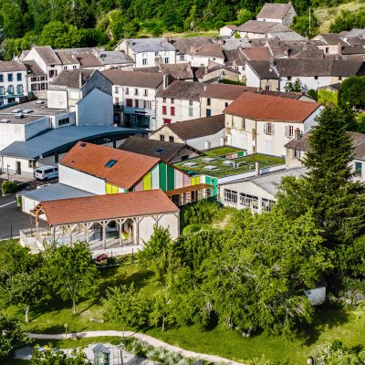 Les façades colorées du pôle enfance, permettent de signaler le bâtiment dans le centre bourg de la commune de Pontaumur - Photo Richard Ferron
