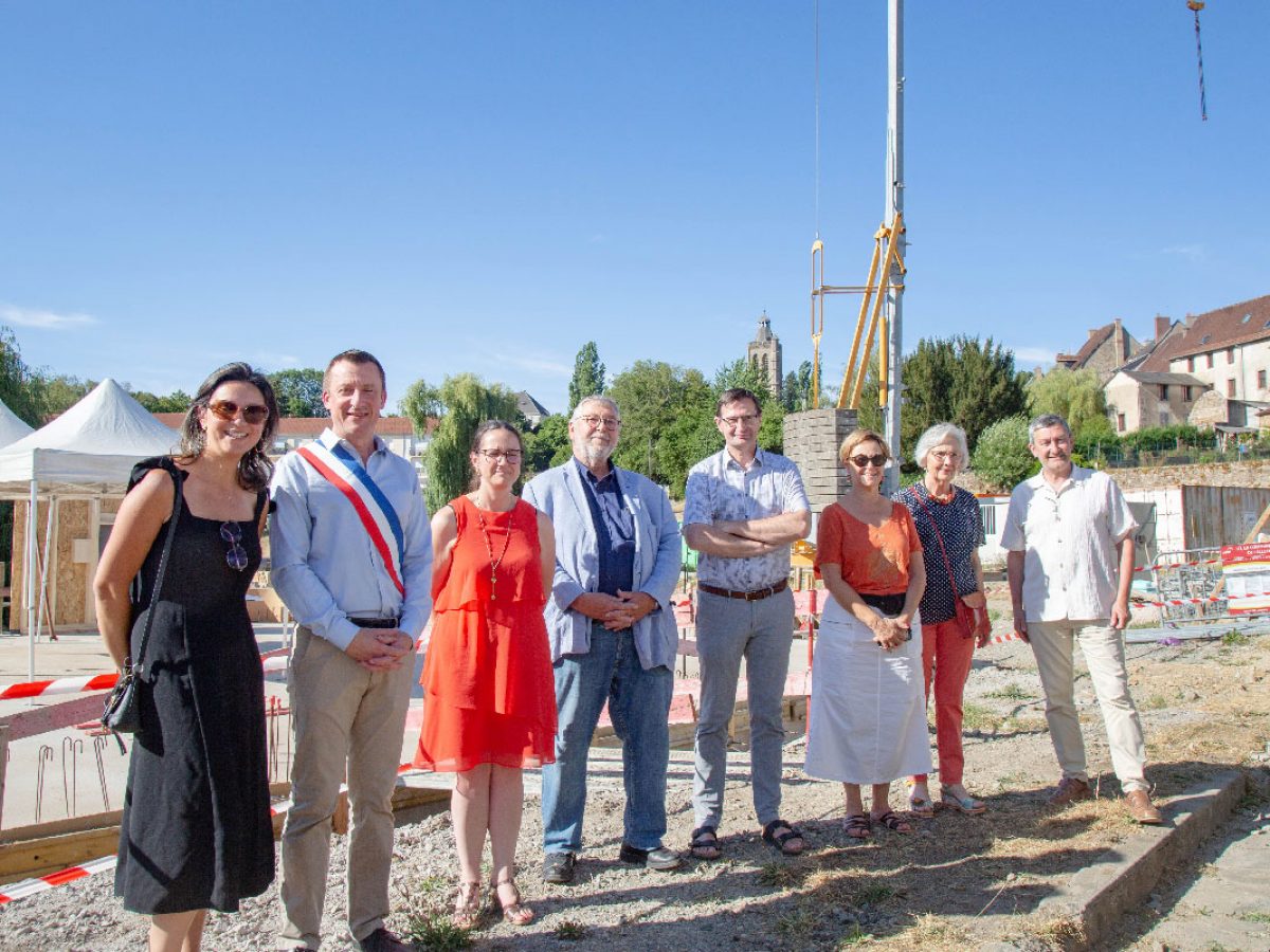 Inauguration du chantier de la MSP de Felletin juillet 2026 ; de gauche à droite ; Mme Charlotte DUMAS, architecte et ingénieure, M. Olivier Cagnon, maire de Felletin, Mme Anaïs GRASSIN, Sous-Préfète d'Aubusson, M. Philippe NAUCHE, Vice-président de la Région Nouvelle-Aquitaine, Mme Valérie SIMONET, Présidente du Département de la Creuse, M. Jean-Luc LÉGER, Président du Pays Sud Creusois , Mme Renée Nicoux, Maire de Felletin au lancement de ce projet en 2021 et M. Philippe BRUGÈRE, Président du Parc Naturel Régional de Millevaches en Limousin